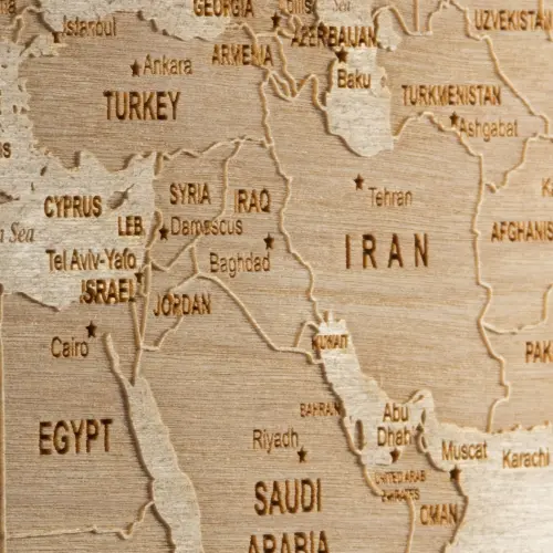 The World. Mapa świata grawerowana w drewnie, 840x640 mm