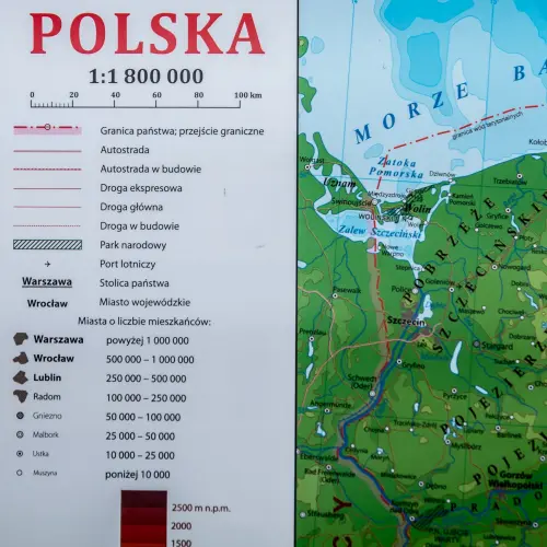 Polska mapa ścienna fizyczna na podkładzie do wpinania 1:1 800 000